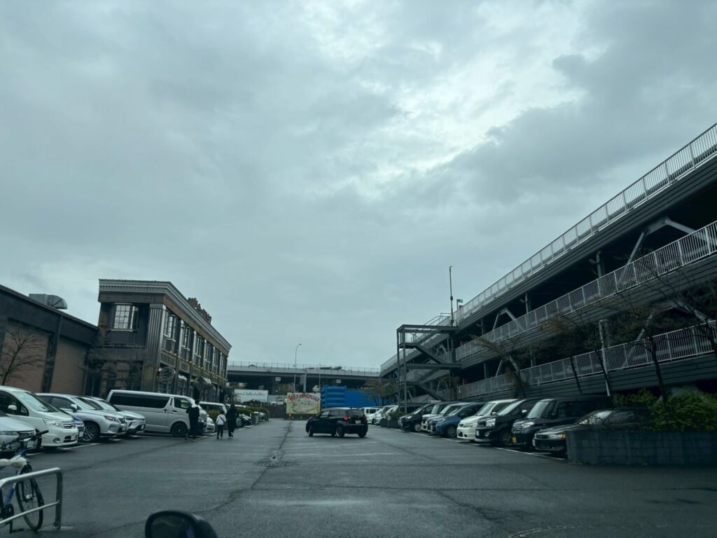 ウェアハウス駐車場