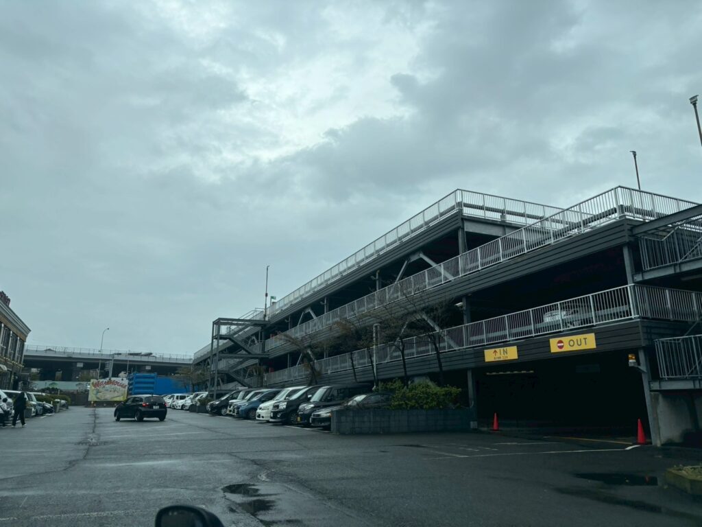 ウェアハウス駐車場