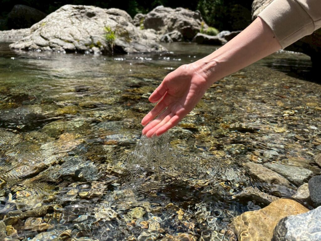 黒茶屋　水の音　川沿い