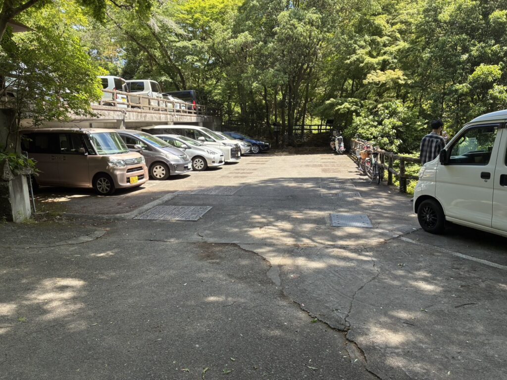 黒茶屋　水の音　駐車場