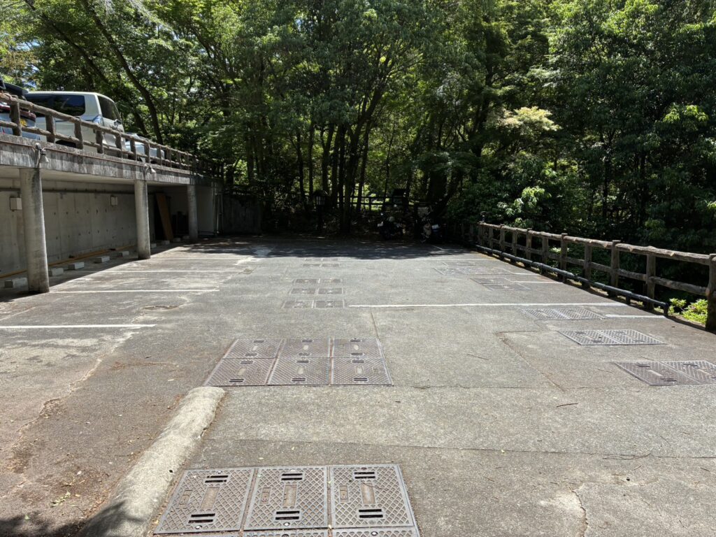 黒茶屋　水の音　駐車場
