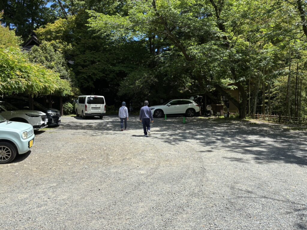 黒茶屋　水の音　駐車場