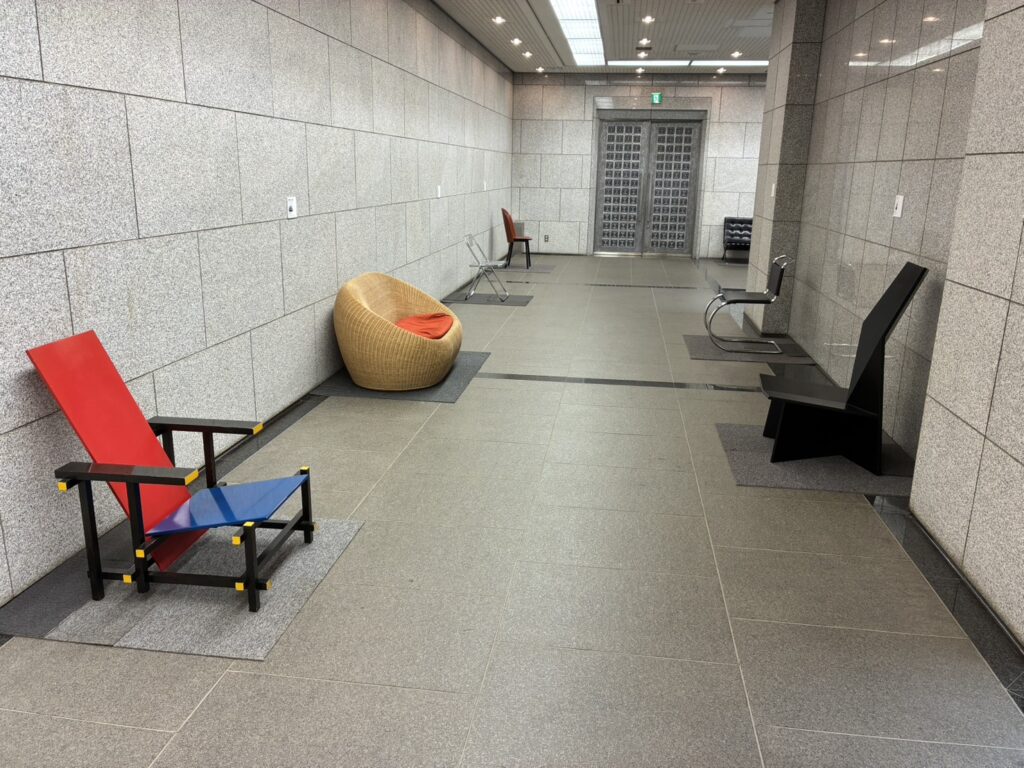 埼玉県立近代美術館　椅子