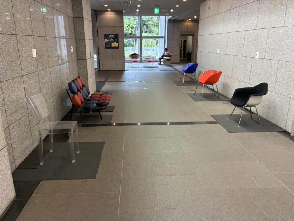 埼玉県立近代美術館　椅子
